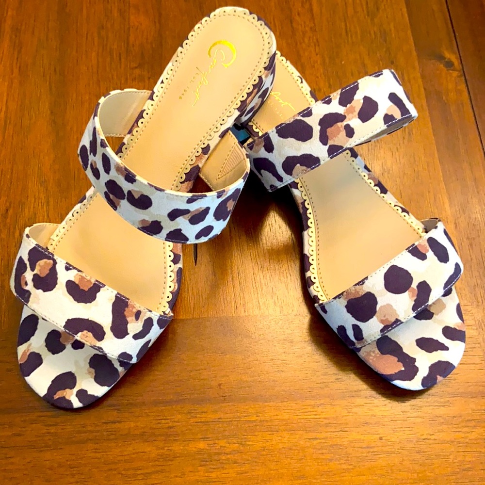 Cute fabric covered strappy animal print sandals Sz 7 Wide